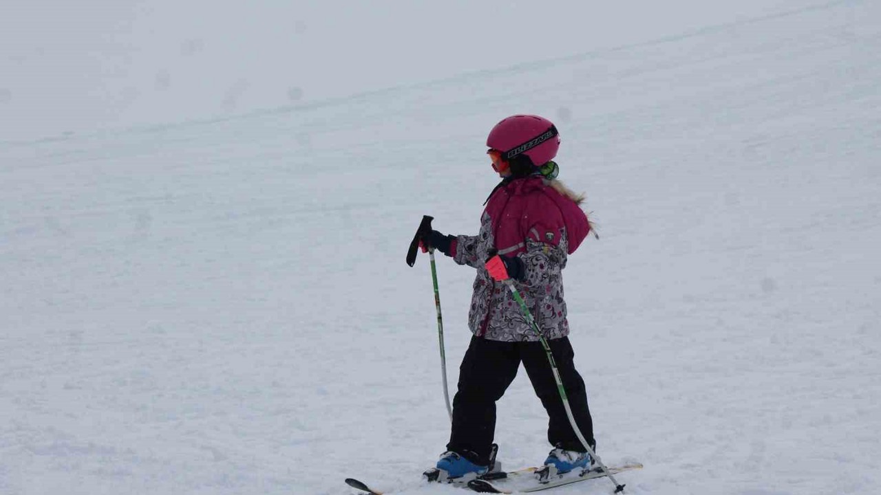 Karslı çocuklar Sarıkamış’ta kayak öğreniyor
