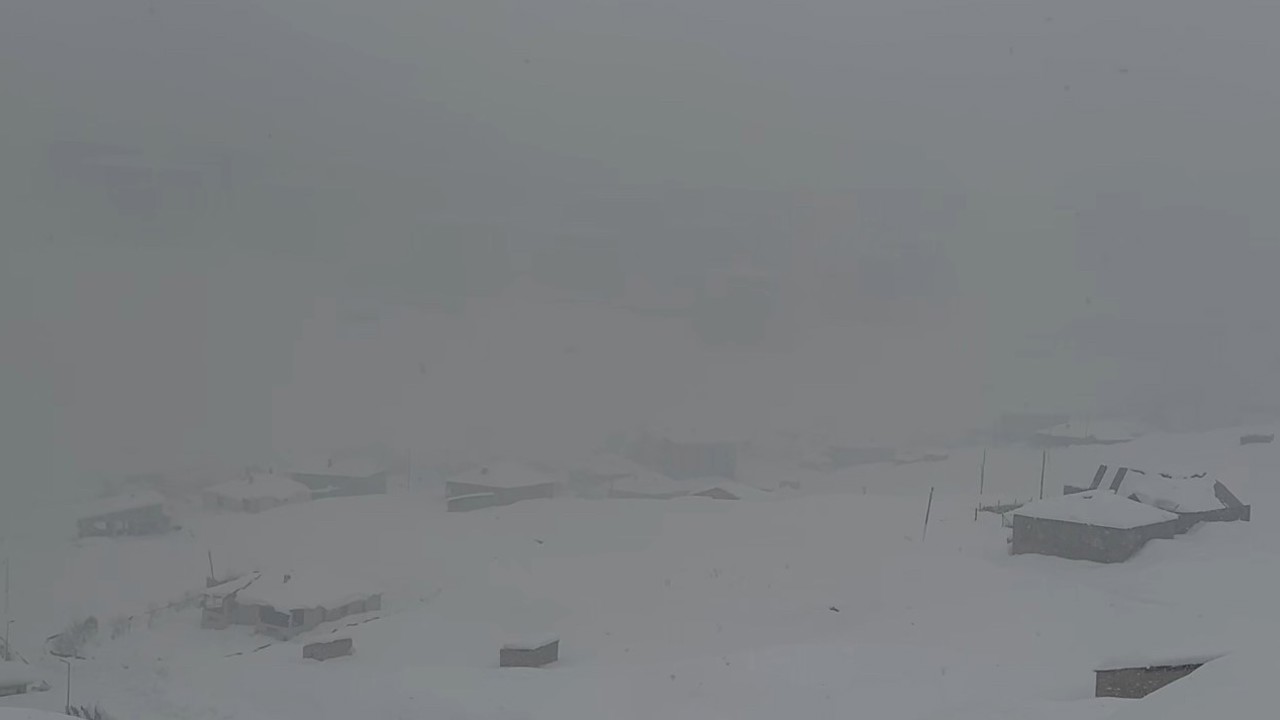 Hakkari’de kar yağışı: 43 yerleşim yerinin yolu kapandı
