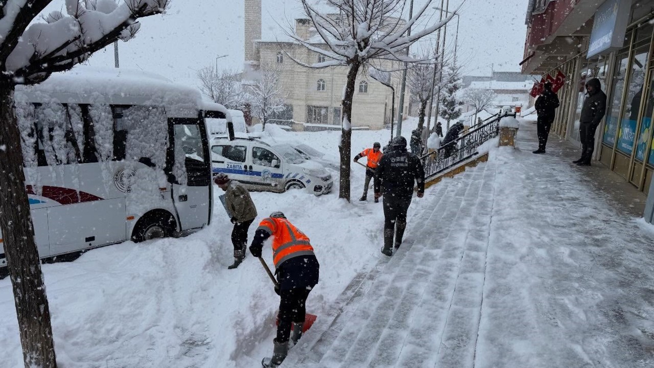 Bayburt’un Demirözü ve Aydıntepe ilçelerinde kar temizliği yapılıyor
