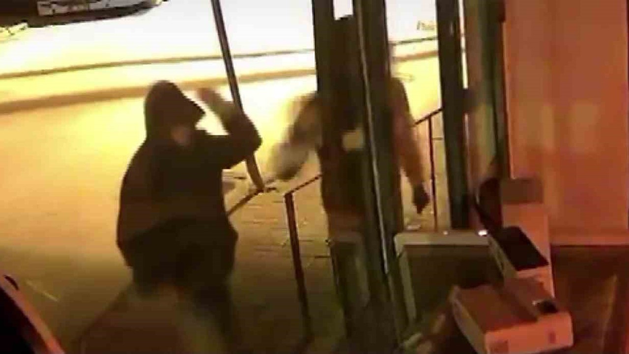 Parke taşıyla camları kırıp hırsızlık yaptılar: O anlar kamerada
