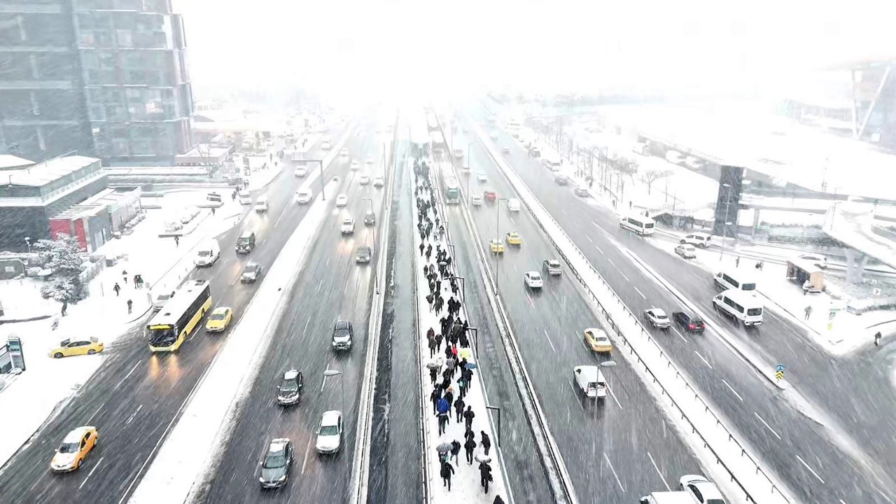 Lapa lapa kar yağan Bahçelievler havadan görüntülendi
