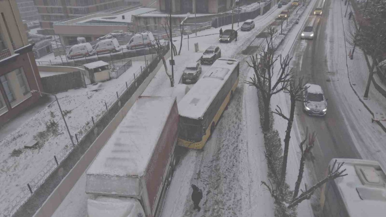 İstanbul’da kar kazaları da beraberinde getirdi, İETT otobüsü park halindeki kamyona çarptı
