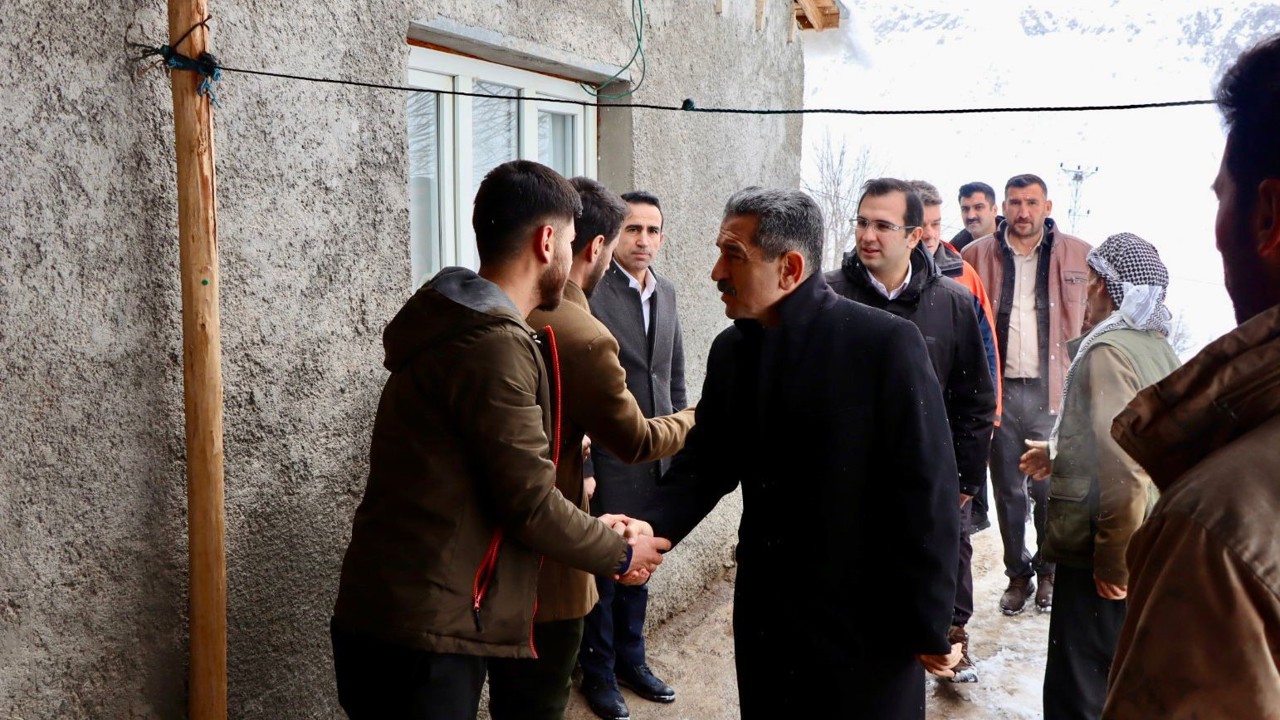 Vali Ekici çığ düşen köyde incelemelerde bulundu
