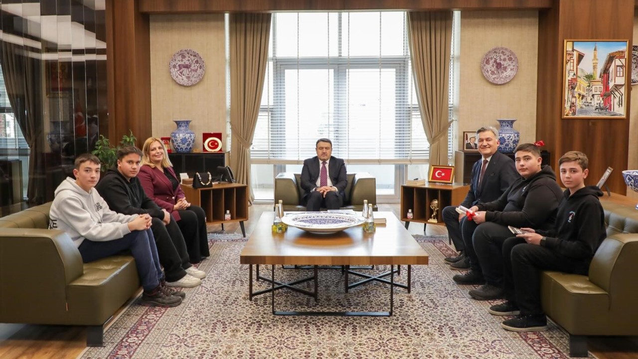 Kütahya Valisi Işın, öğrencilerin podcast çalışmasını dinledi
