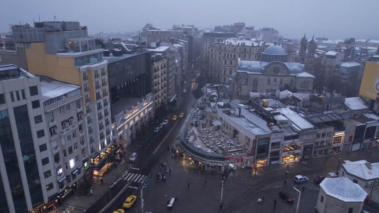 Taksim’de kar yağışı etkili oluyor
