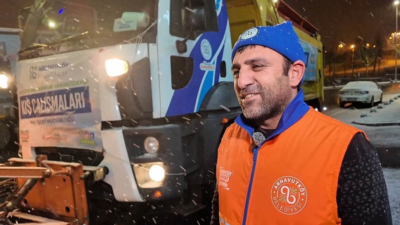 Arnavutköy’de kar küreme aracından çocuklara çay ikramı
