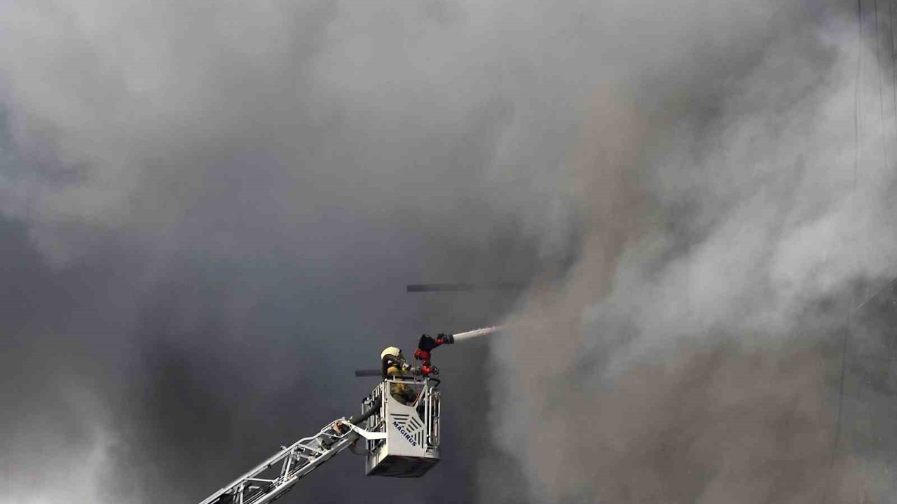 Pakistan’daki AVM yangınında can kaybı 14’e yükseldi, 70’ten fazla kişi kayıp
