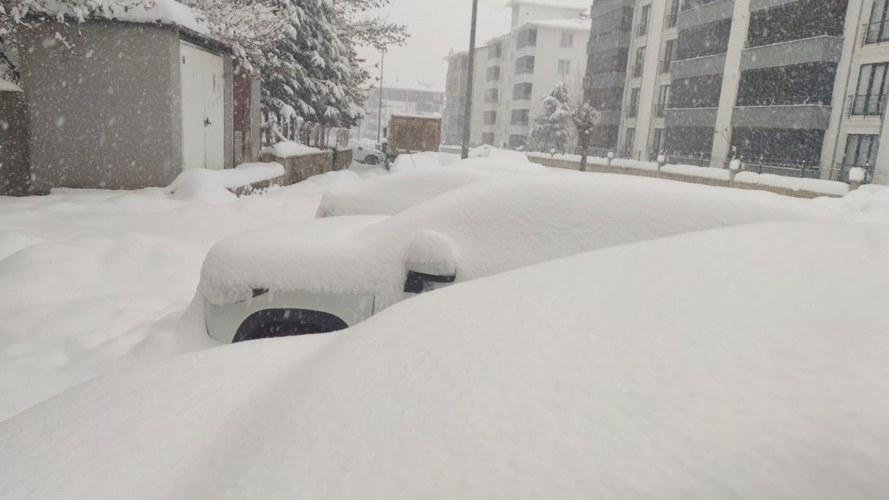 Bingöl’de kar yağışı aralıksız devam ediyor
