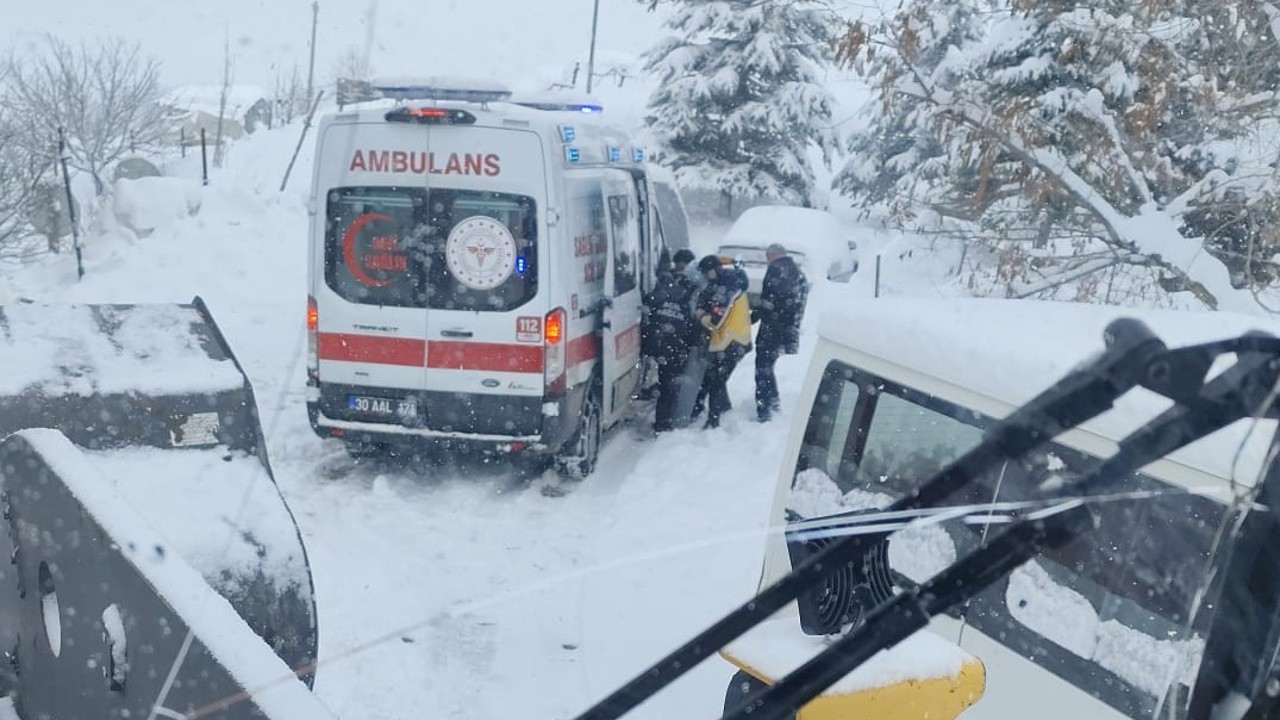 Hakkari’de yolda kalan ambulansın imdadına ekipler yetişti
