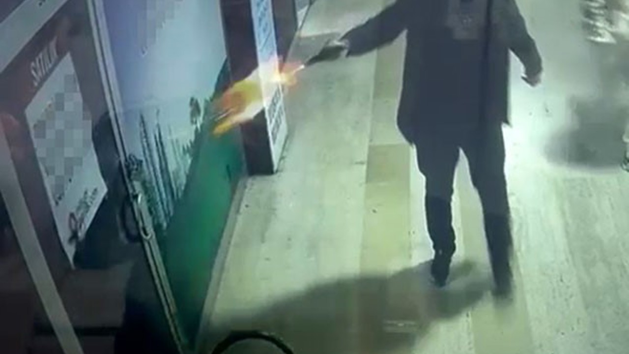 İşyerini mermi yağmuruna tuttu, elini kolunu sallayarak uzaklaştı: O anlar kamerada
