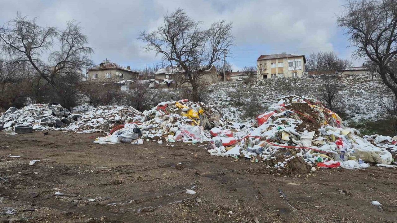 Boş araziye bırakılan atıklar tepeler oluşturdu

