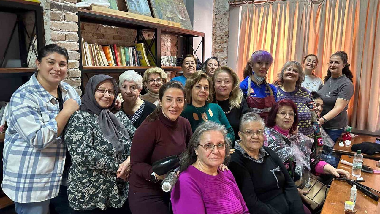 Muratpaşa’nın Yaşlı Evleri’nde kişisel bakım uygulaması
