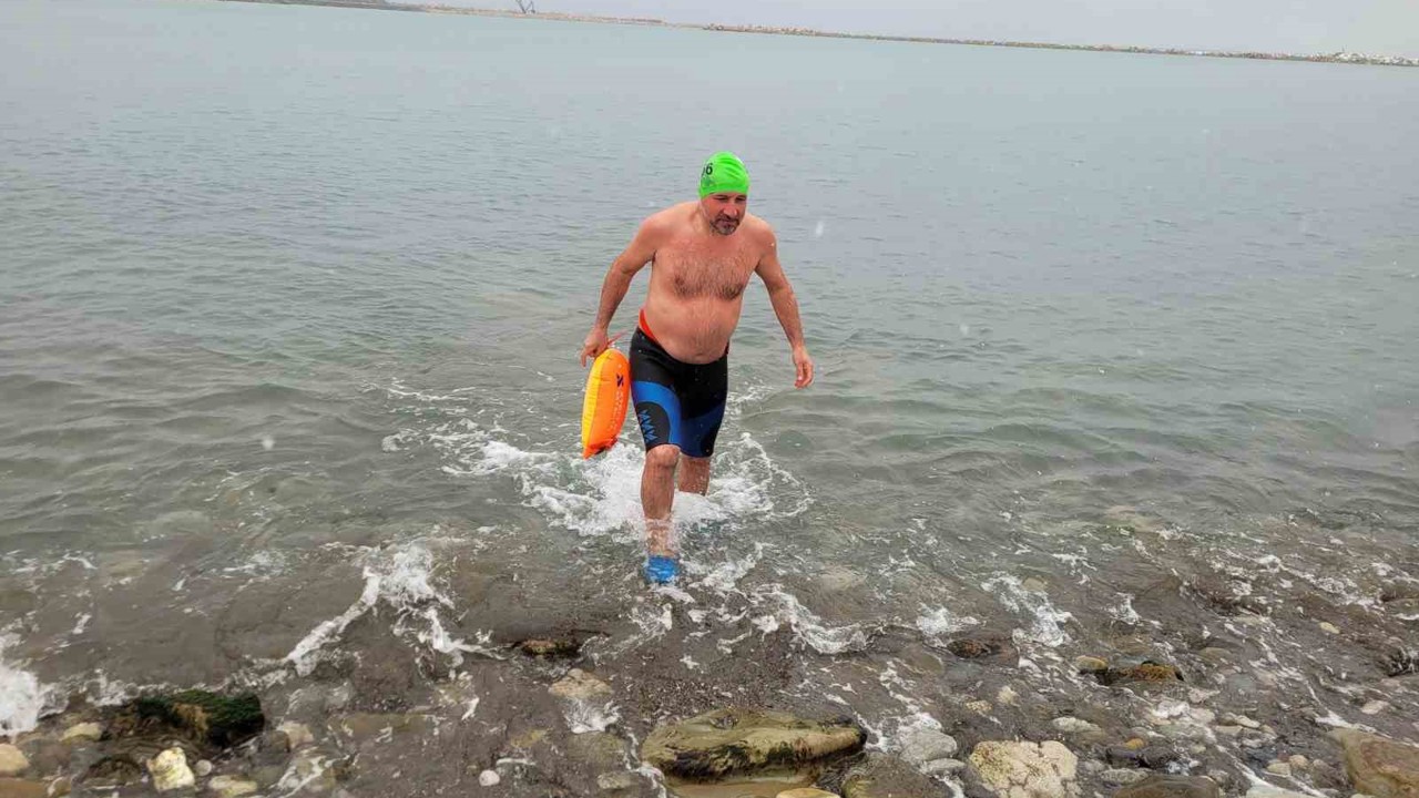 Soğuğa aldırış etmedi, kar altında denizde yüzdü
