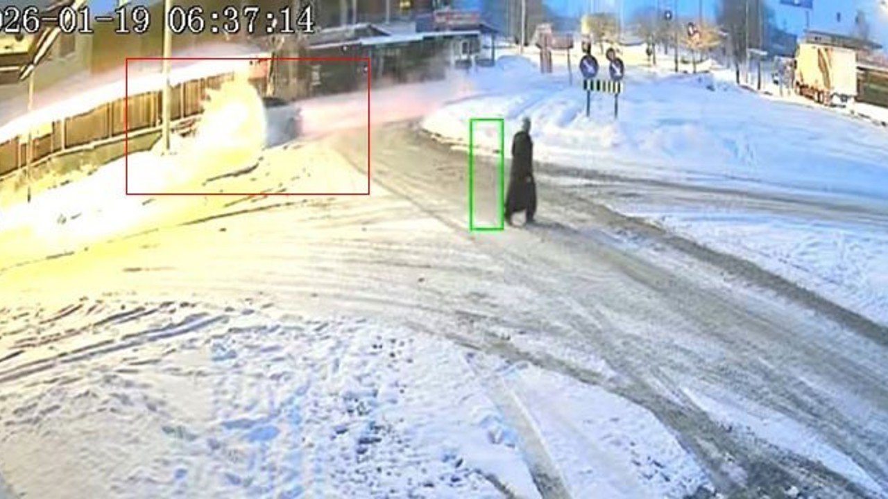 Karla kaplı yolda duramayan araç refüje çıktı
