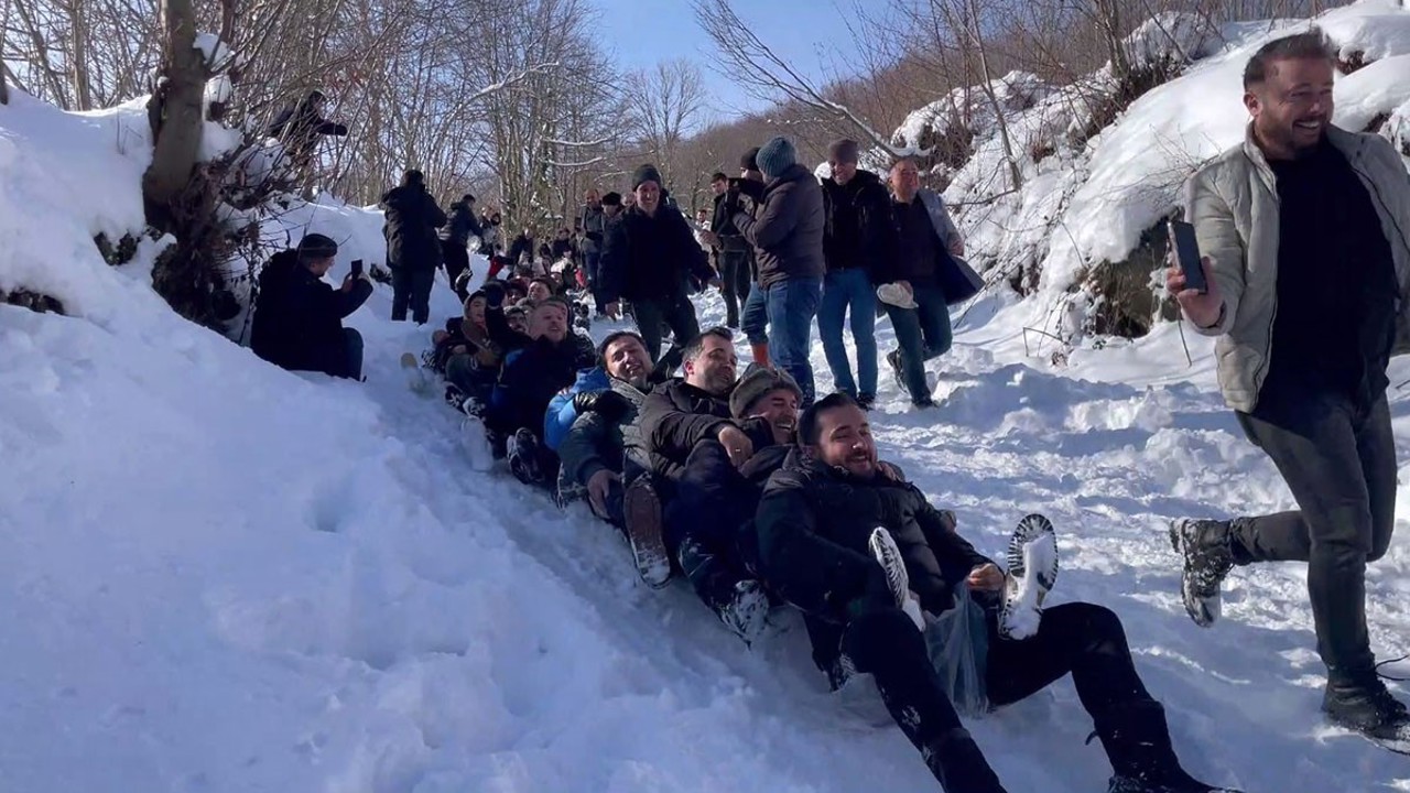 Ordu’da kar yağışı eğlenceye dönüştü: 150 kişi aynı anda kaymaya çalıştı
