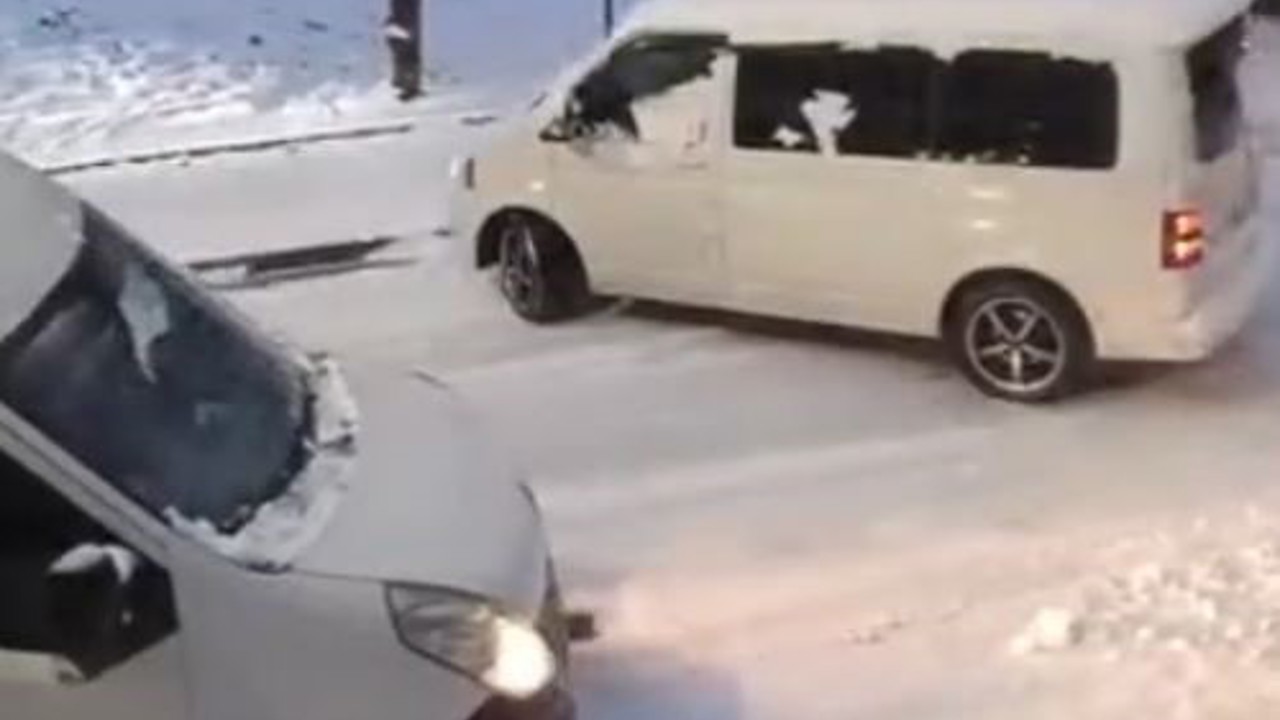 Sultangazi’de kar yağışı kazalara neden oldu: Caddeler buz pistine döndü
