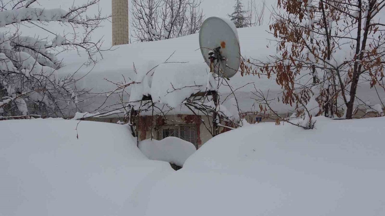 Bitlis’te tek katlı evler kardan kayboldu, 314 köy yolu ise ulaşıma kapandı
