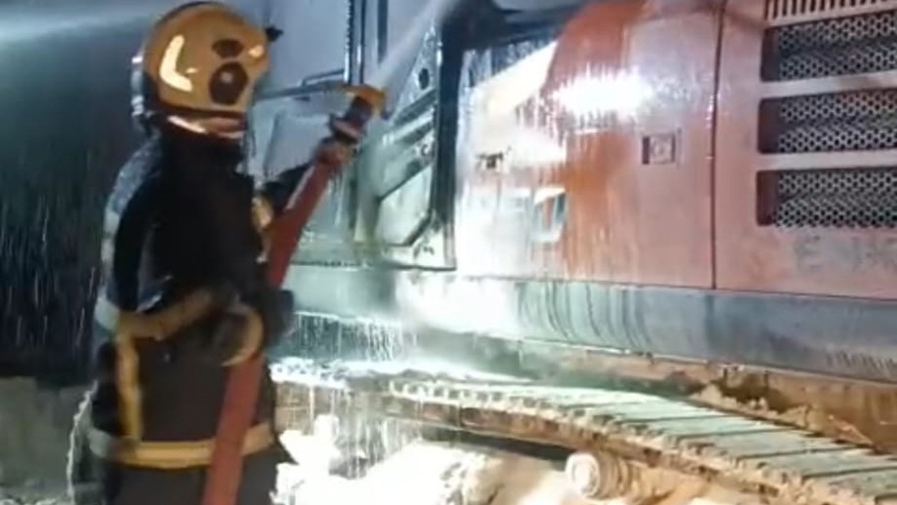 Batman’da iş makinesi yandı
