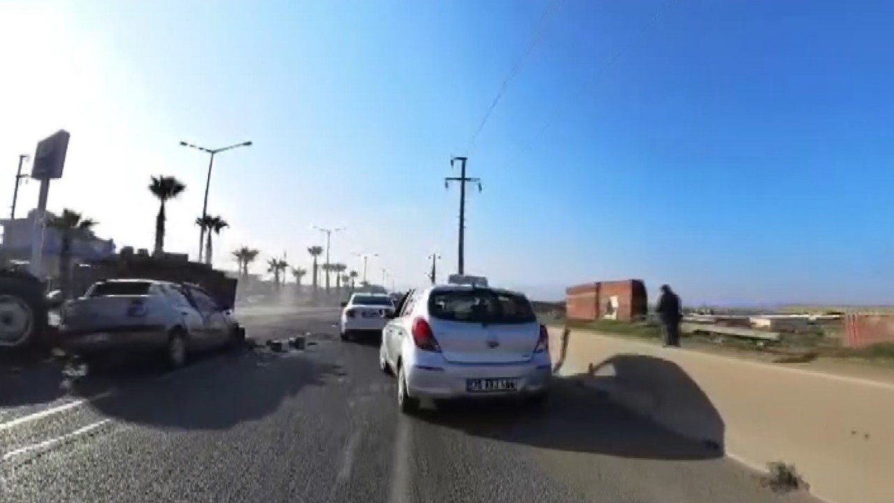 Manisa’da traktörle otomobil çarpıştı: 1 yaralı
