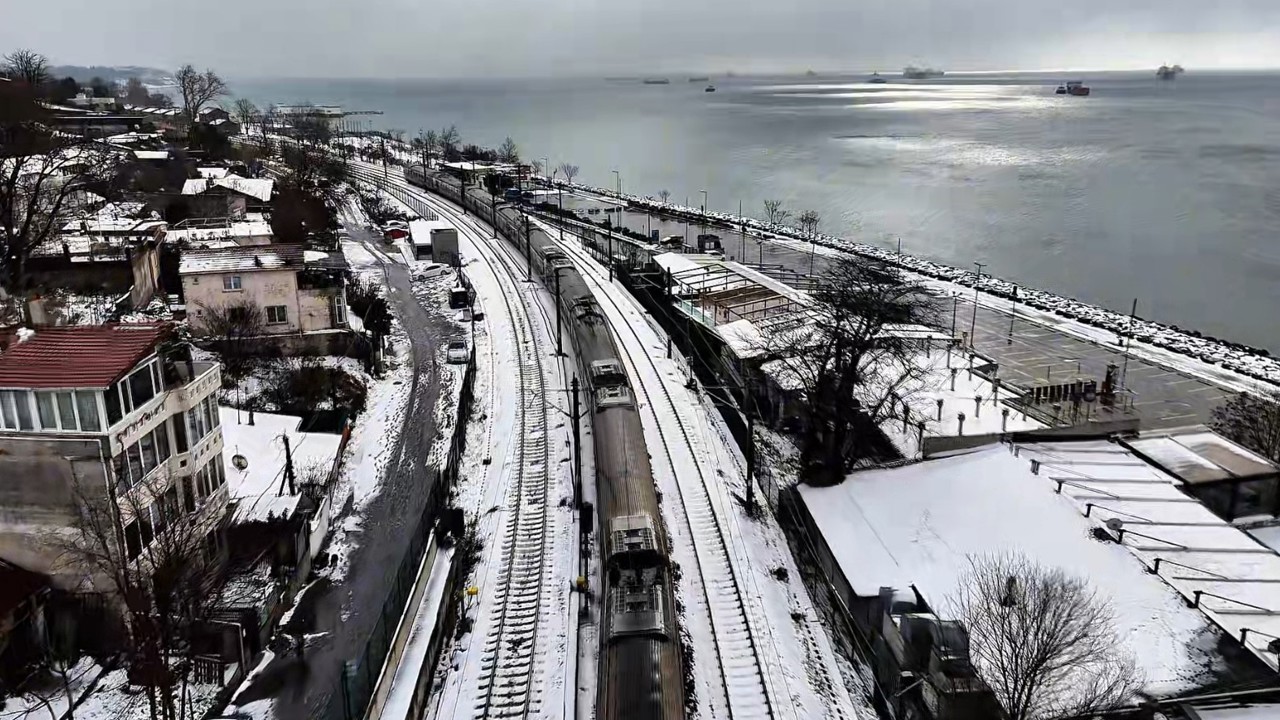 Kar yağışı ile beyaza bürünen Menekşe sahili havadan görüntülendi
