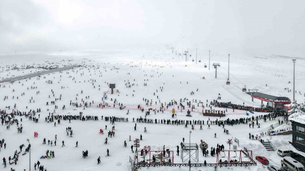 Erciyes sömestirin ilk hafta sonunda 250 bin kişiyi ağırladı
