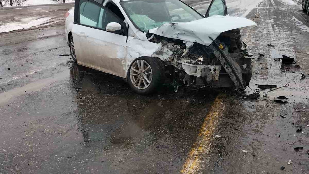 Tır ile otomobil çarpıştı: 2 yaralı
