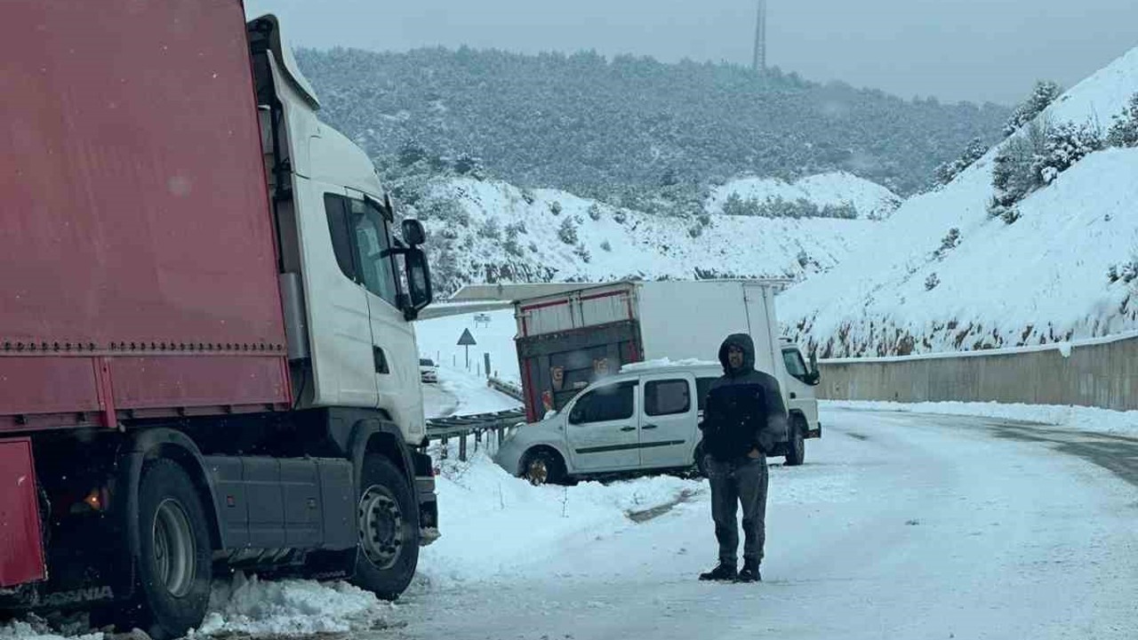 Yoğun kar nedeniyle Niksar-Erbaa kara yolunda trafik durma noktasına geldi
