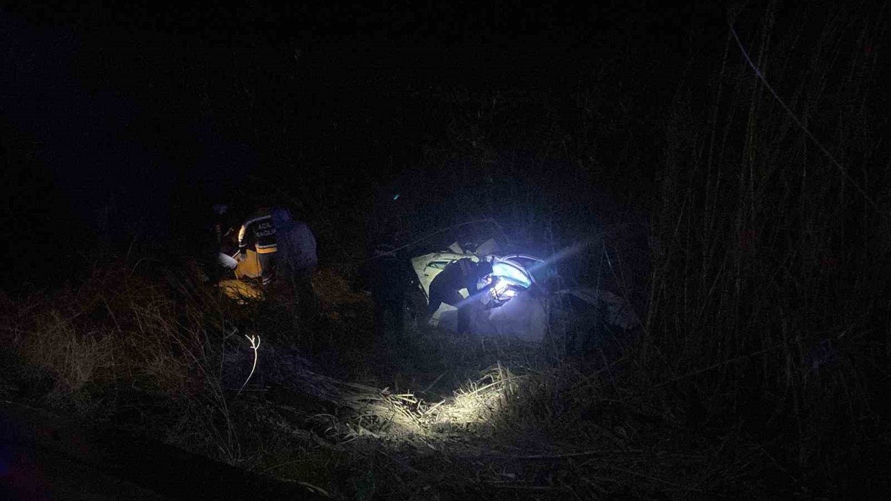 Refüje çarpan otomobil, dere yatağına düştü: 1 ölü, 3 yaralı
