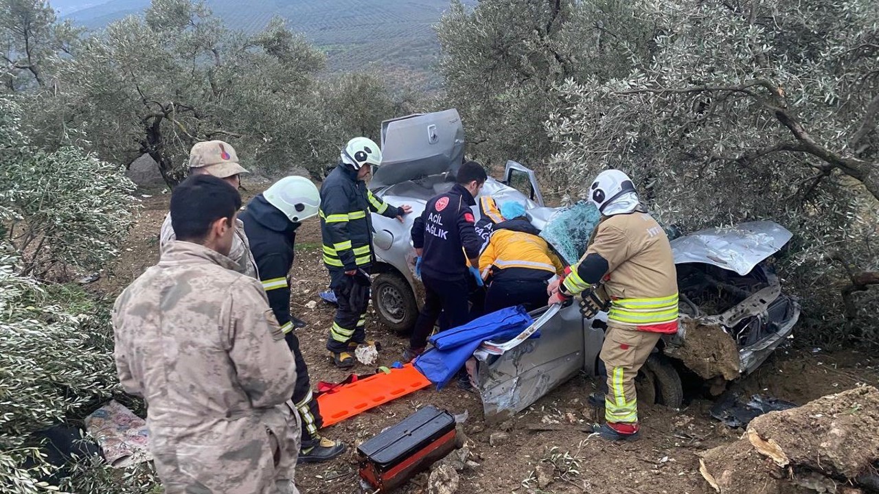 Zeytinliğe uçan otomobilin sürücüsü yaralandı

