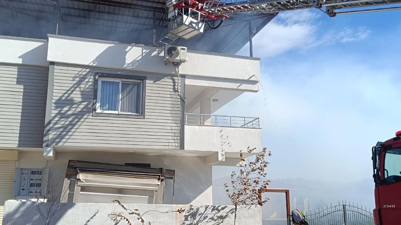 Kırıkhan’da çatı yangını
