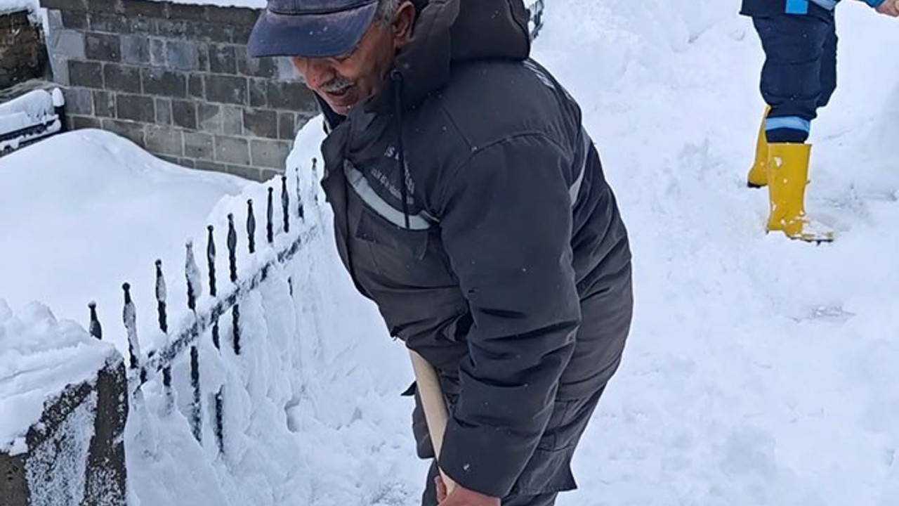 Bitlis’te kar temizliği türkü ile renklendi
