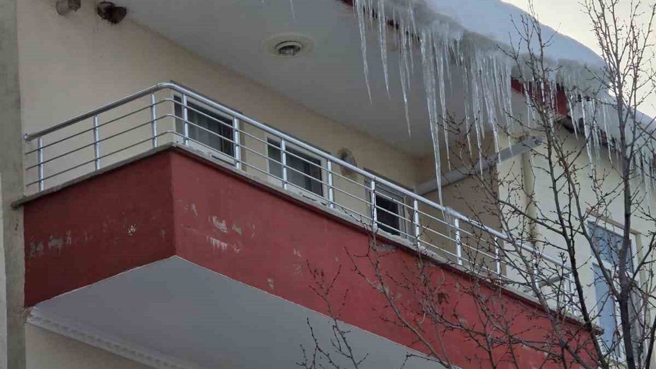 Çatılardaki buz kütleleri tehlike saçıyor
