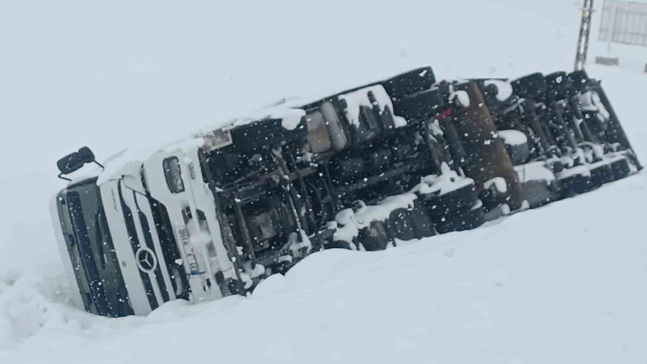 Bitlis-Tatvan yolunda maddi hasarlı tır kazası
