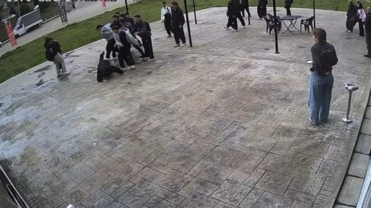 Akran zorbalığı sokağa taştı: Esnaf genci darp edilmekten kurtardı
