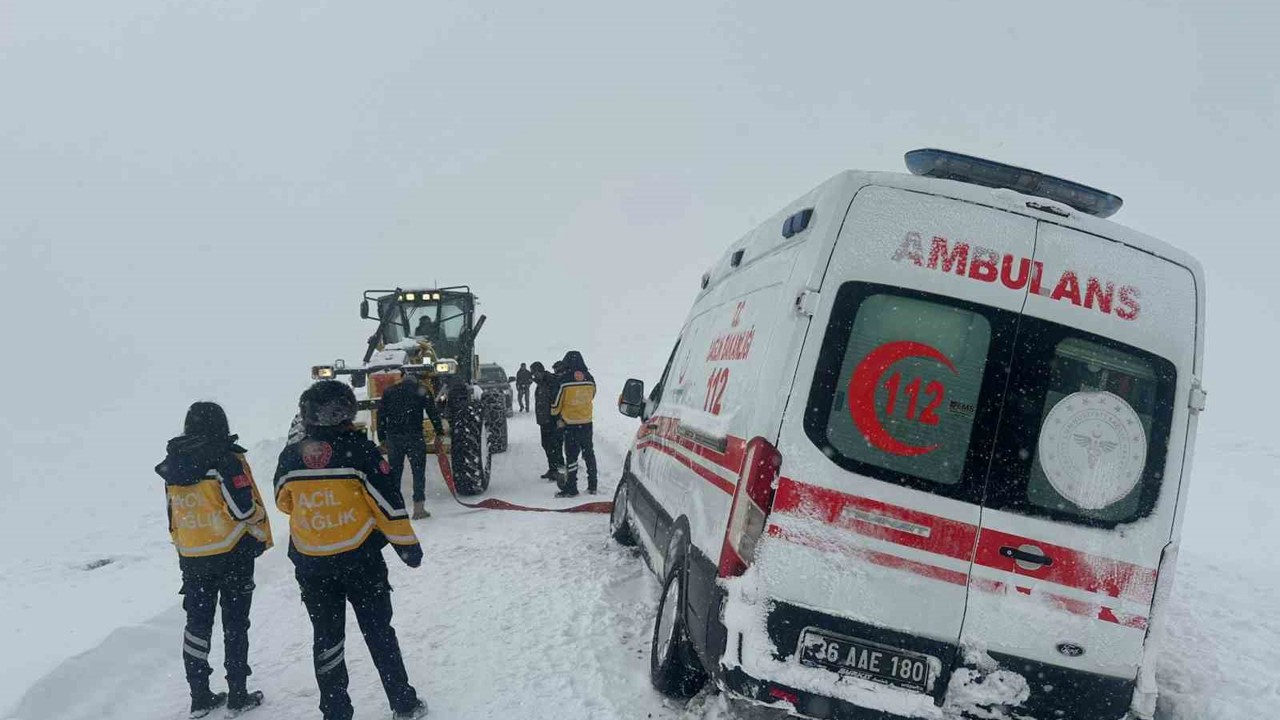 Kars’ta kar esareti: Karda mahsur kalan ambulansların imdadına özel idare yetişti
