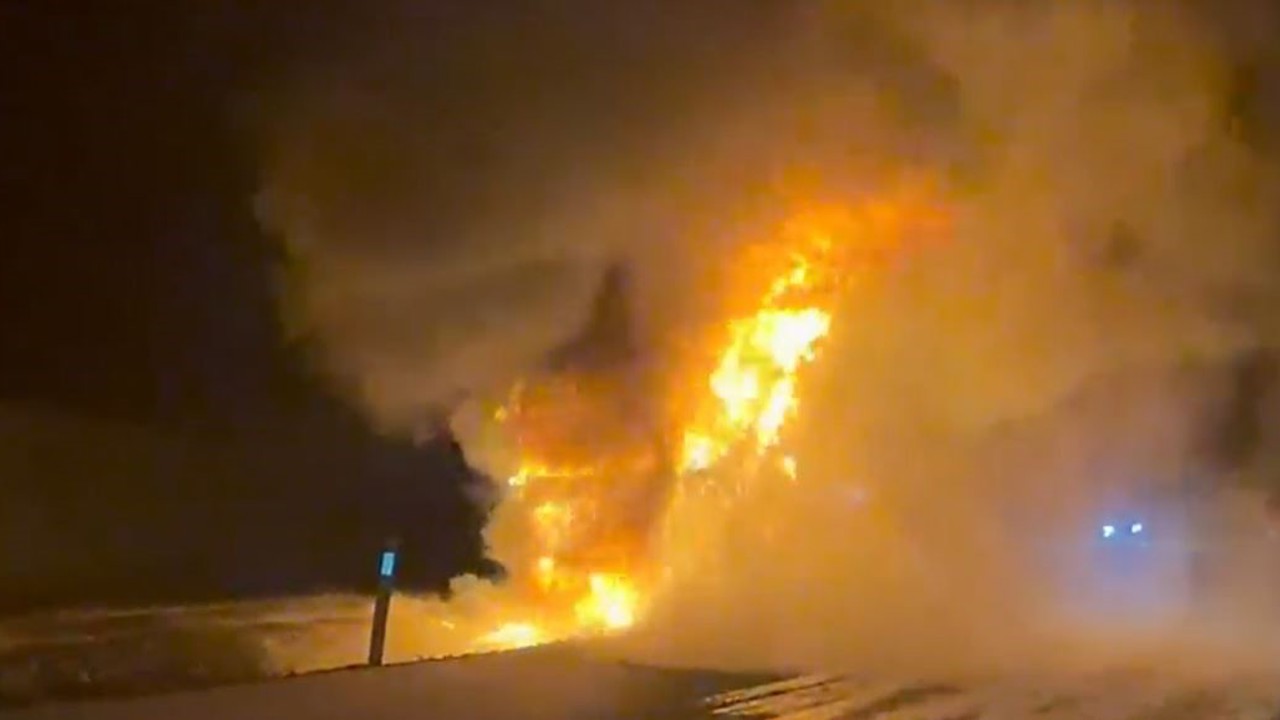 Seyir halindeki tır alev topuna döndü: Sürücü son anda kurtuldu
