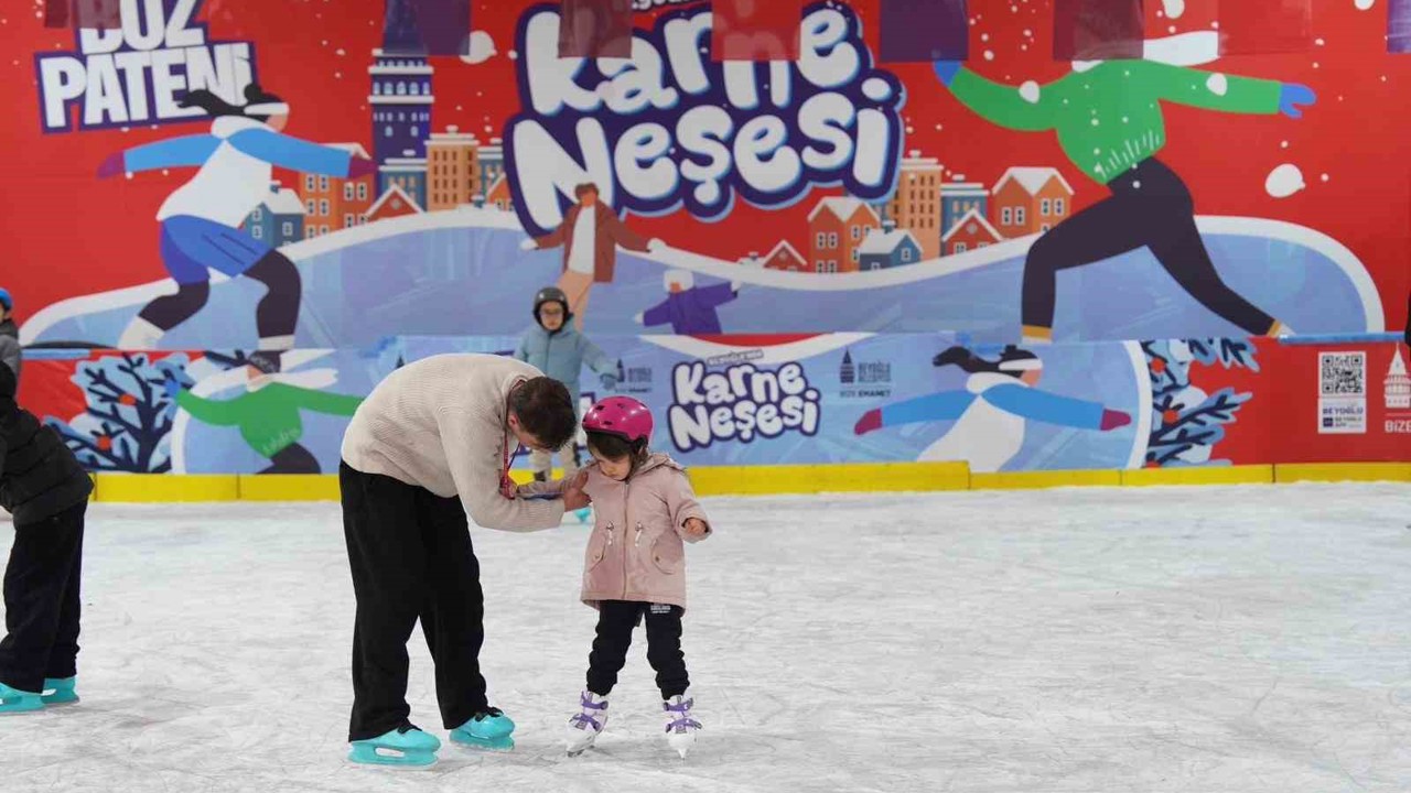Beyoğlu’nda çocuklara karne hediyesi ücretsiz buz pisti
