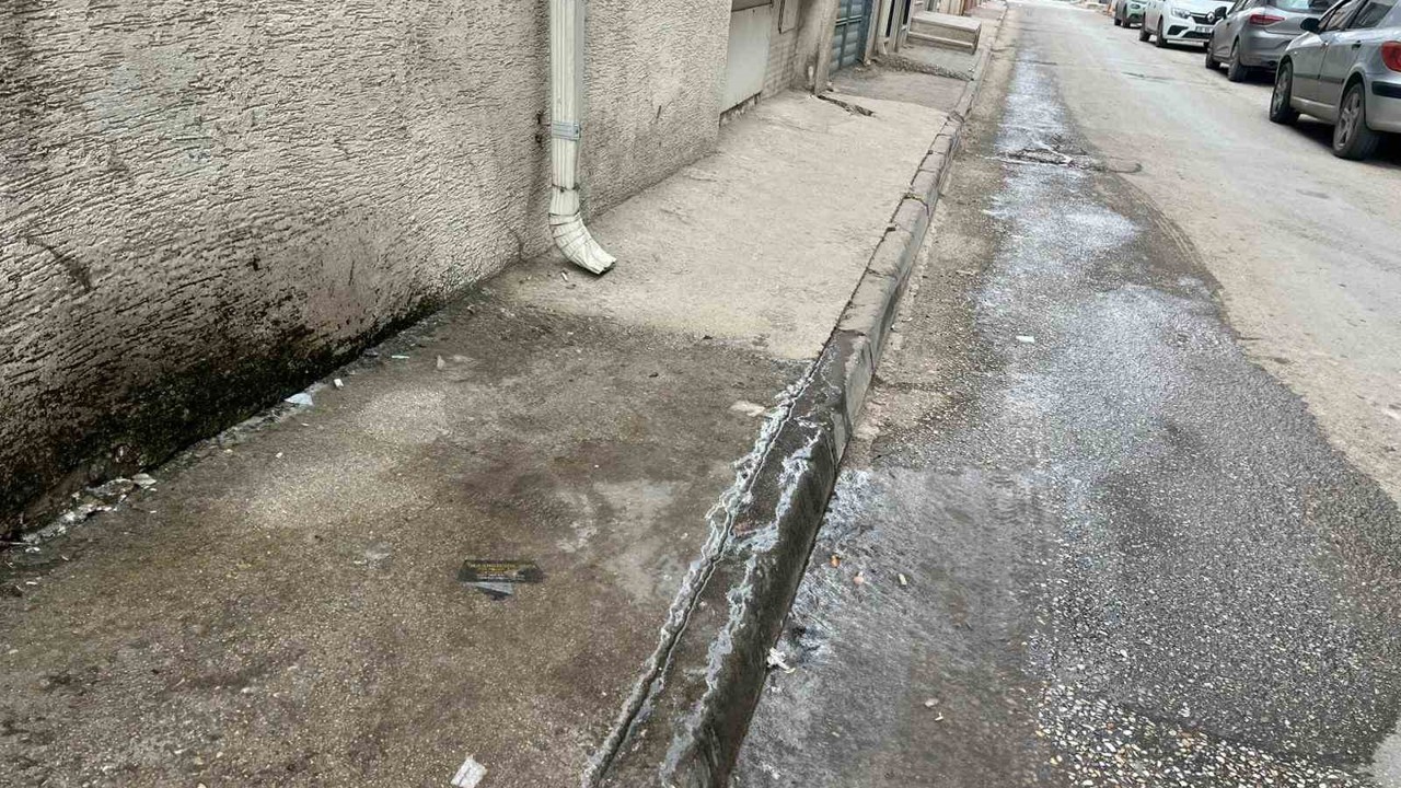 Klima suyu kaldırımı buz pistine çevirdi
