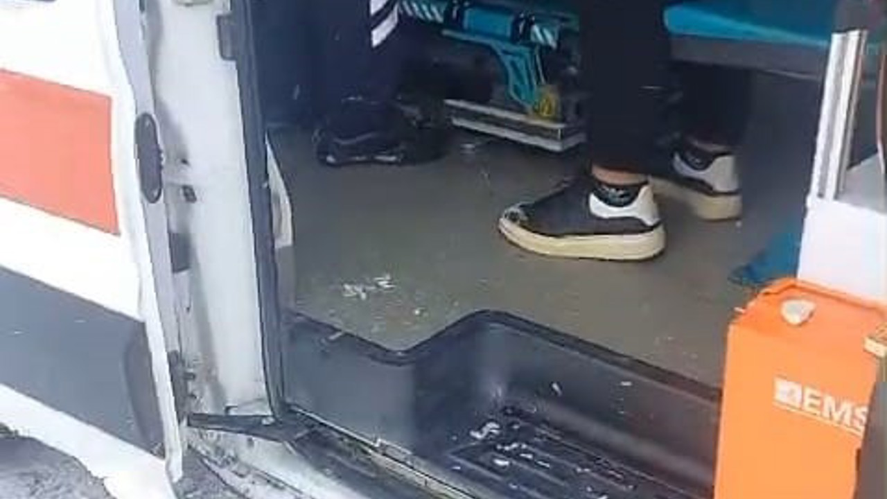 Kar engeline takılan ambulansa karayolları ekipleri yetişti
