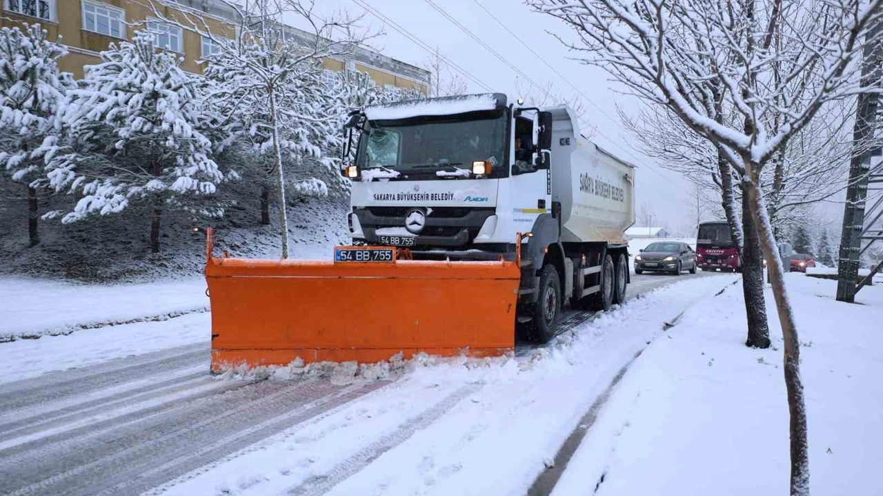 Sakarya’da kar yağışı sonrası kapanan 45 grup yolundan 33’ü ulaşıma açıldı
