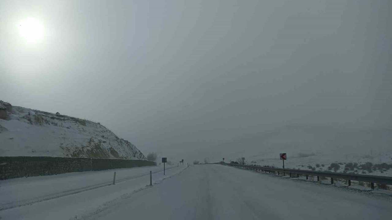 Yoğun kar ilçeyi esir aldı, Kayseri-Malatya yolu trafiğe kapatıldı
