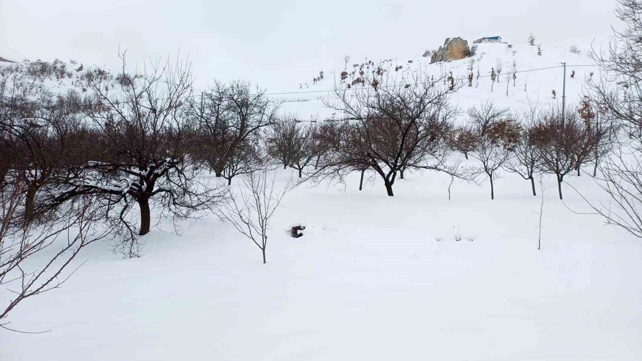 Akçadağ’da kar kalınlığı 1 metreye yaklaştı

