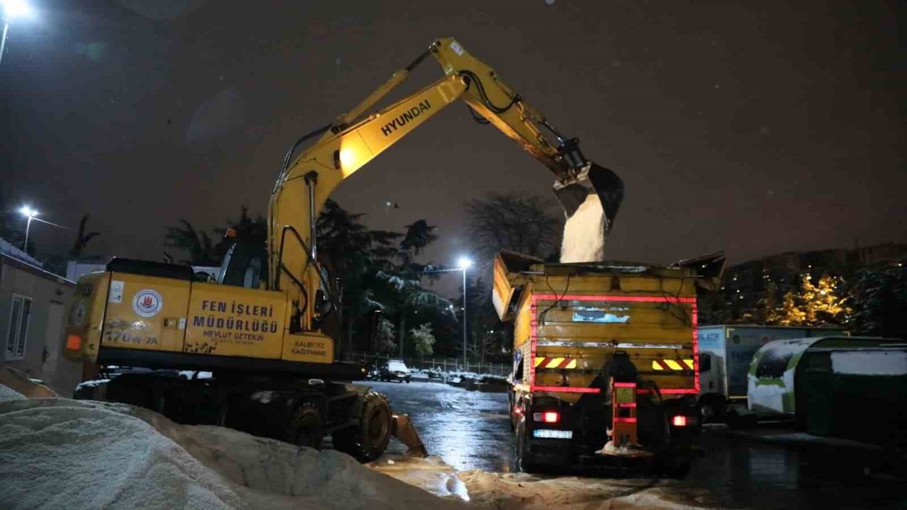 Kağıthane’de karla mücadele çalışmaları aralıksız sürüyor
