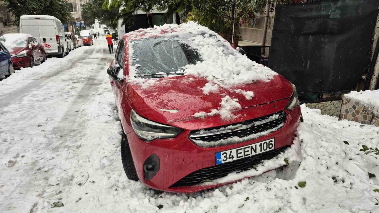 Sultangazi’de çatıdan düşen kar kütlesi park halindeki otomobile zarar verdi
