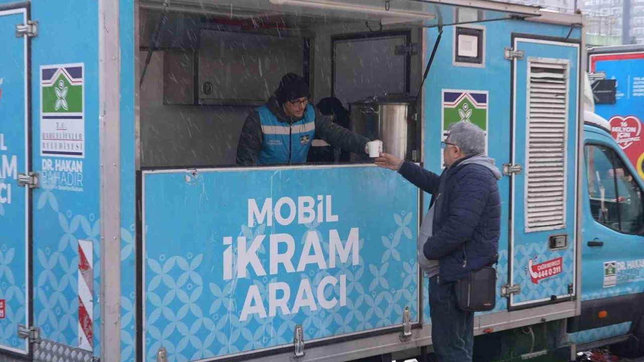 Bahçelievler’de kar mesaisi: Tuzlama, temizlik ve sıcak çorba ikramı
