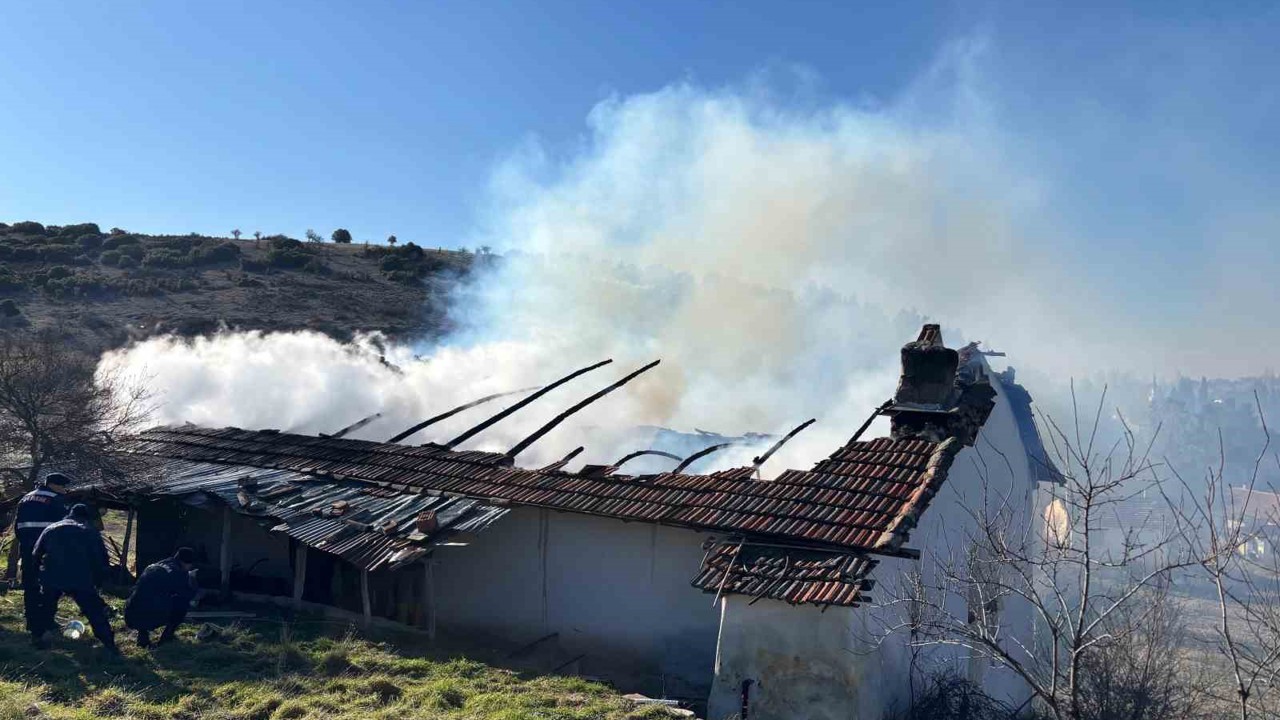 Uşak’ta ev yangını: 1 ölü, 1 yaralı
