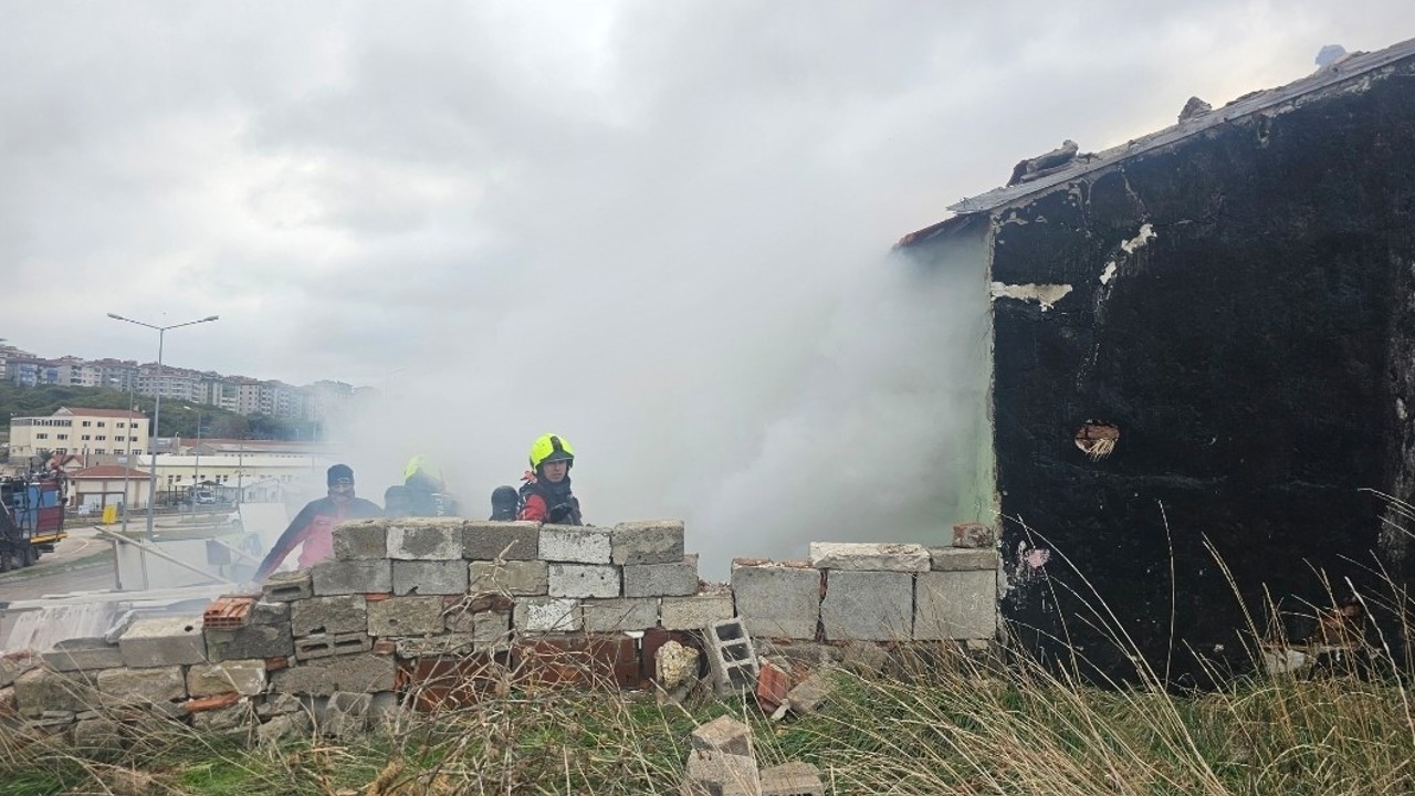Bandırma’da metruk binada soba yangını, 1 kişi dumandan etkilendi
