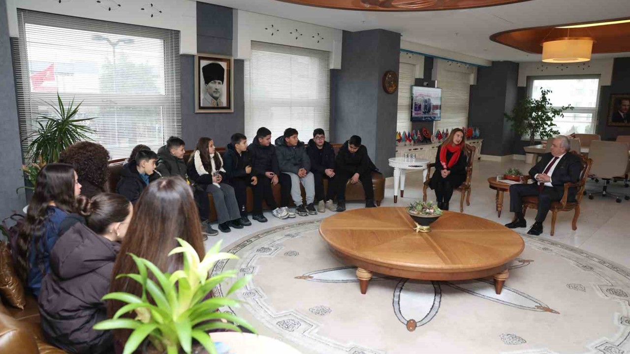 Çocuklar el emeklerini Başkan Şadi Özdemir’e hediye etti
