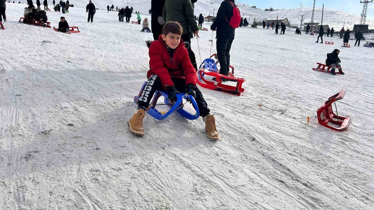 Sömestir tatilinde ailelerin adresi Elmadağ Kayak Merkezi oldu
