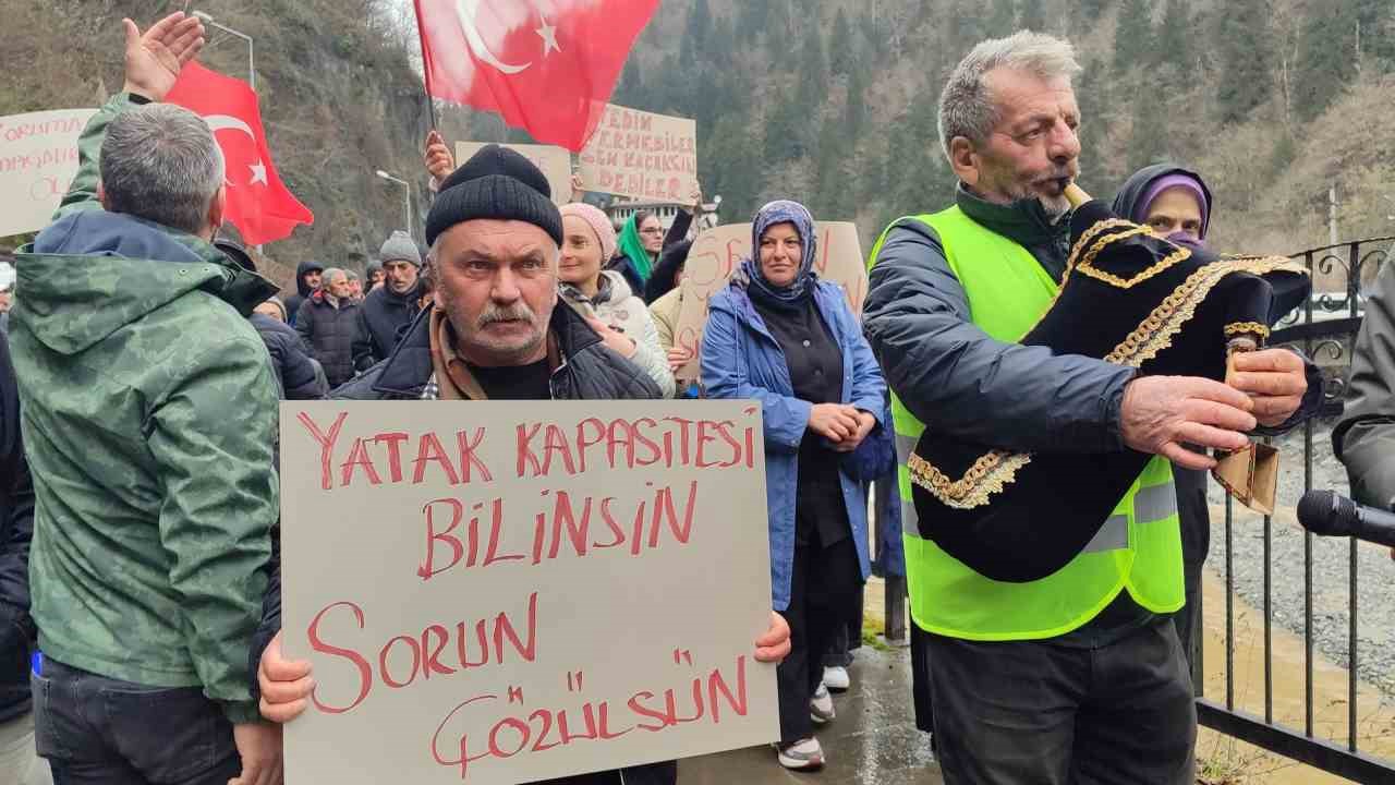 Rize’de ruhsatsız turizm işletmecilerinden "Yıkmayın" protestosu
